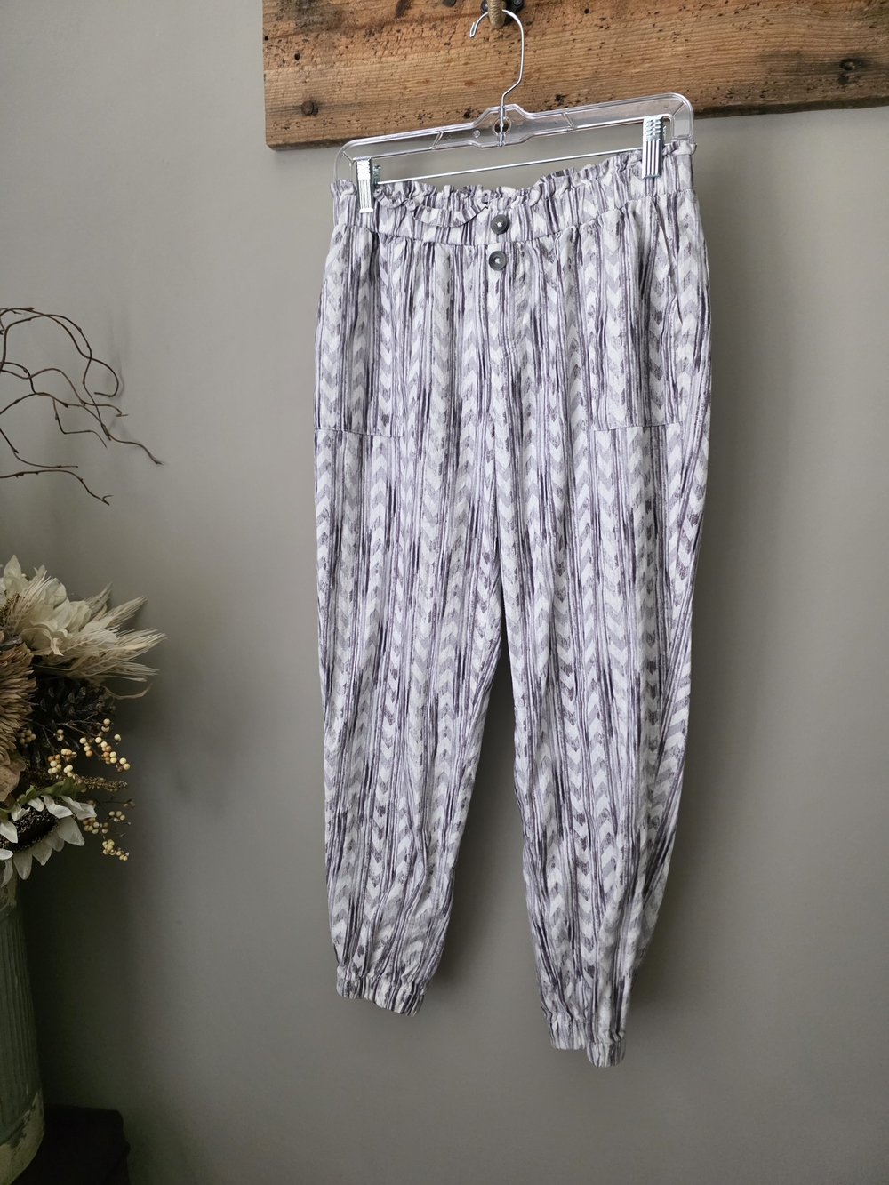 Rewash Men’s Patterned Joggers in Light Gray and White